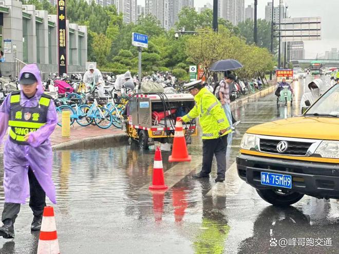 郑州交通事故暖心瞬间，安全守护在行动